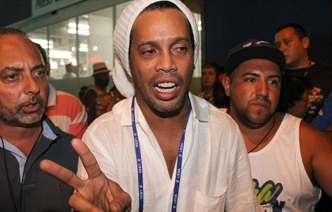 Ronaldinho hòa mình vào lễ hội Carnival - ảnh thể thao