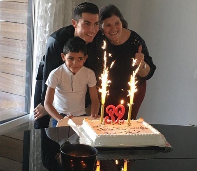 Ronaldo mừng sinh nhật thứ 32 bên mẹ và con trai