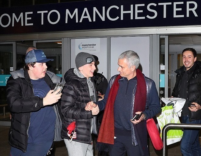 Mourinho tặng gối cho CĐV Man Utd - ảnh thể thao