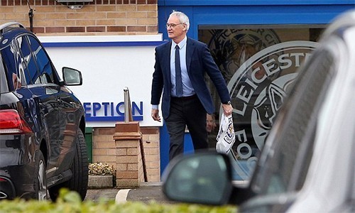 Ranieri tới sân tập Leicester lần cuối để từ biệt đội bóng