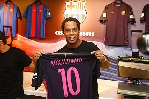 Ronaldinho trở lại Barca theo hợp đồng 10 năm