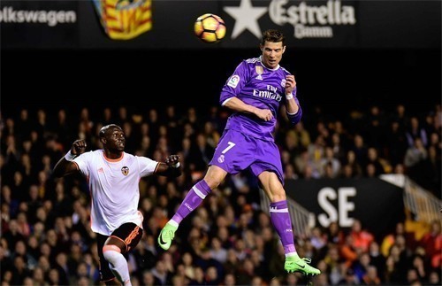 Ronaldo được tôn vinh 'Vua đánh đầu' tại châu Âu