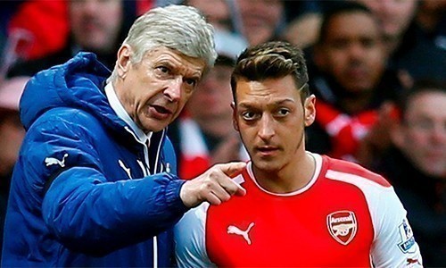 Ozil hỏi ngược báo chí về thông tin bị Arsenal bán hè này