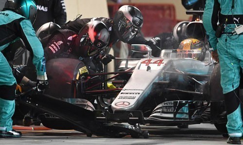 Lewis Hamilton xin lỗi vì bị phạt năm giây ở Bahrain