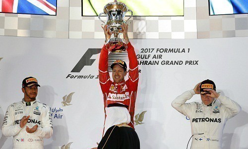 Hamilton bị phạt, Vettel chiến thắng ở chặng đua Bahrain