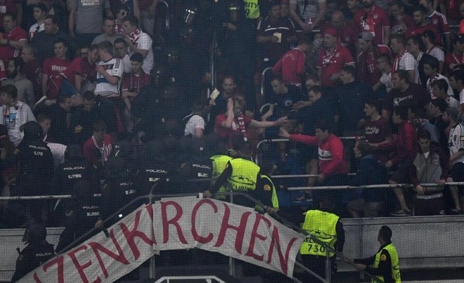 CĐV Bayern ôm đầu chịu dùi cui của cảnh sát tại Bernabeu