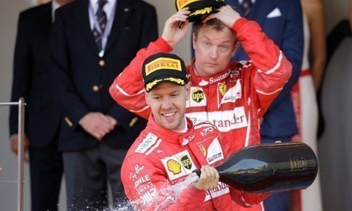 Lewis Hamilton: 'Ferrari xem trọng Vettel hơn Raikkonen'