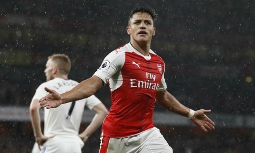 Sanchez lập cú đúp, Arsenal cách top 4 một điểm trước vòng cuối