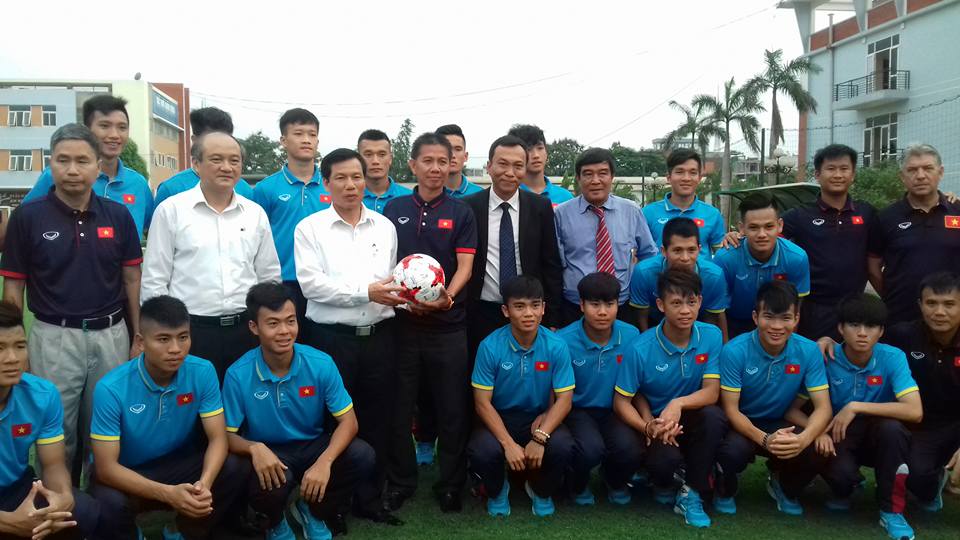 Bộ trưởng  Nguyễn Ngọc Thiện đến thăm và động viên đội tuyển U20 và U22 Việt Nam