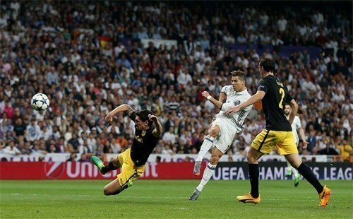 Ronaldo lập hat-trick, Real đặt một chân vào chung kết Champions League