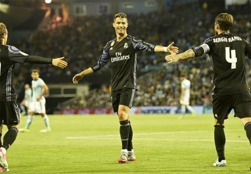 Ronaldo lập cú đúp, Real đẩy Barca xuống vị trí thứ hai