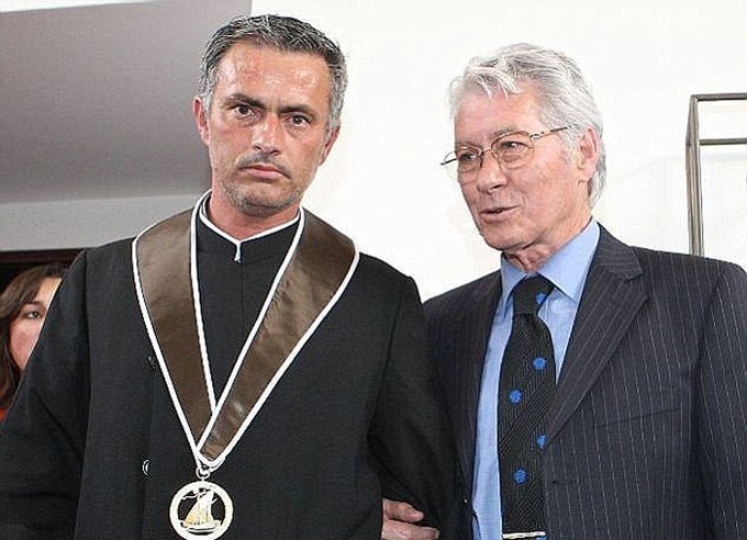 Mourinho về quê đưa tang bố