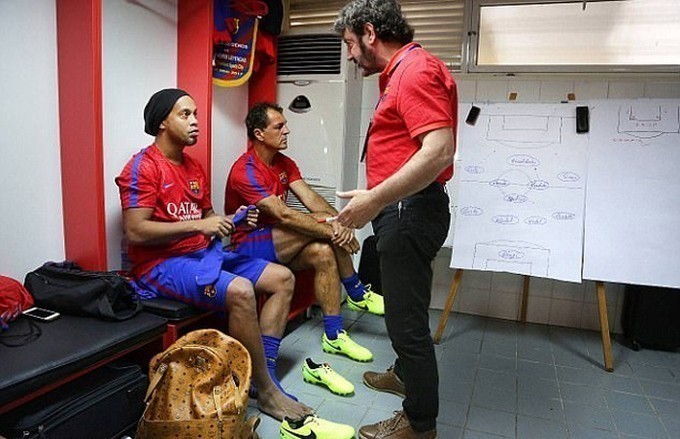 Ronaldinho trở lại phòng thay đồ Barca