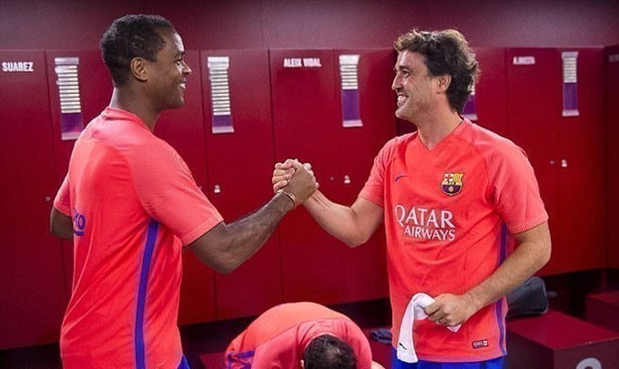 Ronaldinho trở lại phòng thay đồ Barca