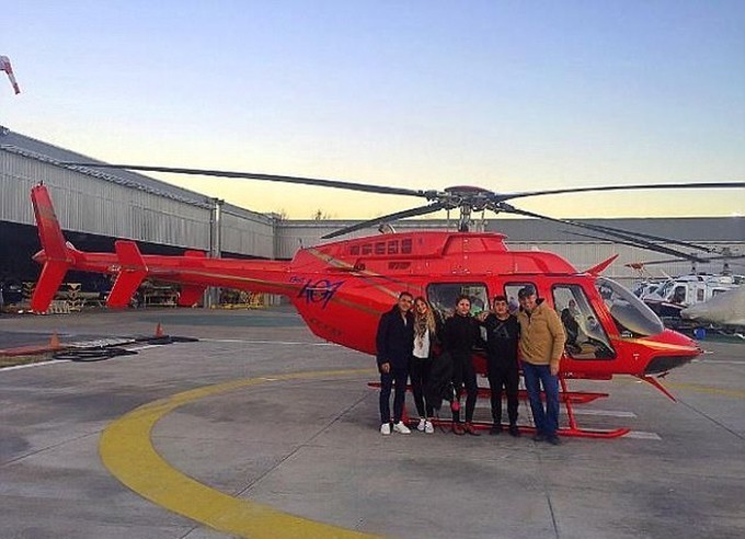 Alexis Sanchez và bạn gái du ngoạn bằng máy bay trực thăng