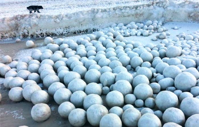 Hàng nghìn quả cầu băng dạt vào bờ biển Nga