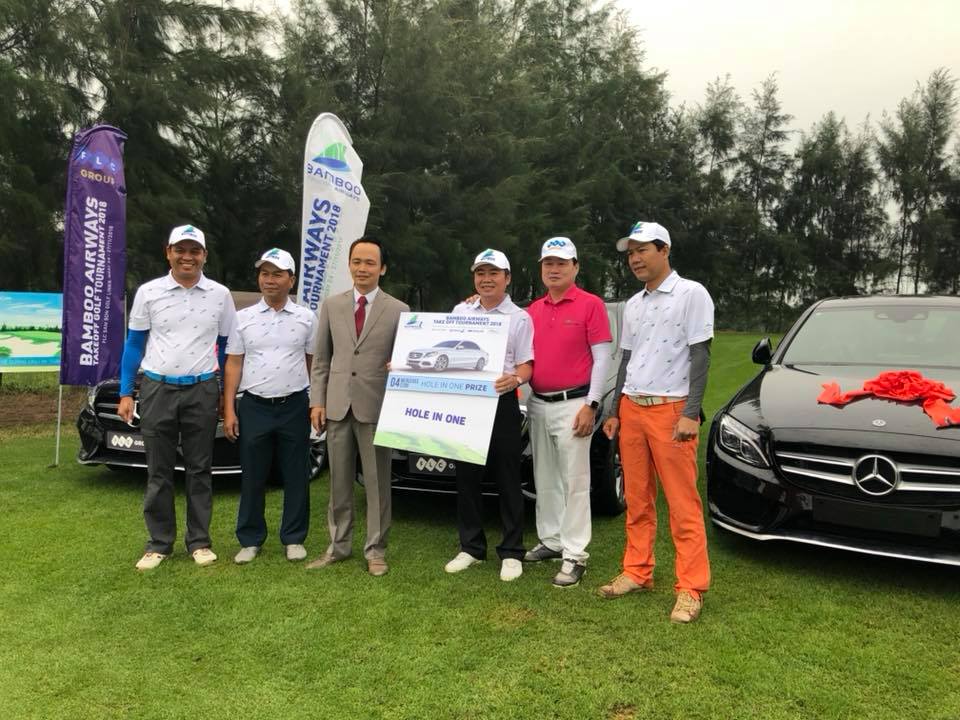 Golfer Cao Xuân Hùng xuất sắc ghi HIO, mang về 4 xe Mercedes C200 tại Bamboo Airways Takeoff Golf Tournament 2018