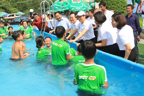 Hơn 5.000 người dự lễ phát động toàn dân tập luyện môn bơi, phòng chống đuối nước