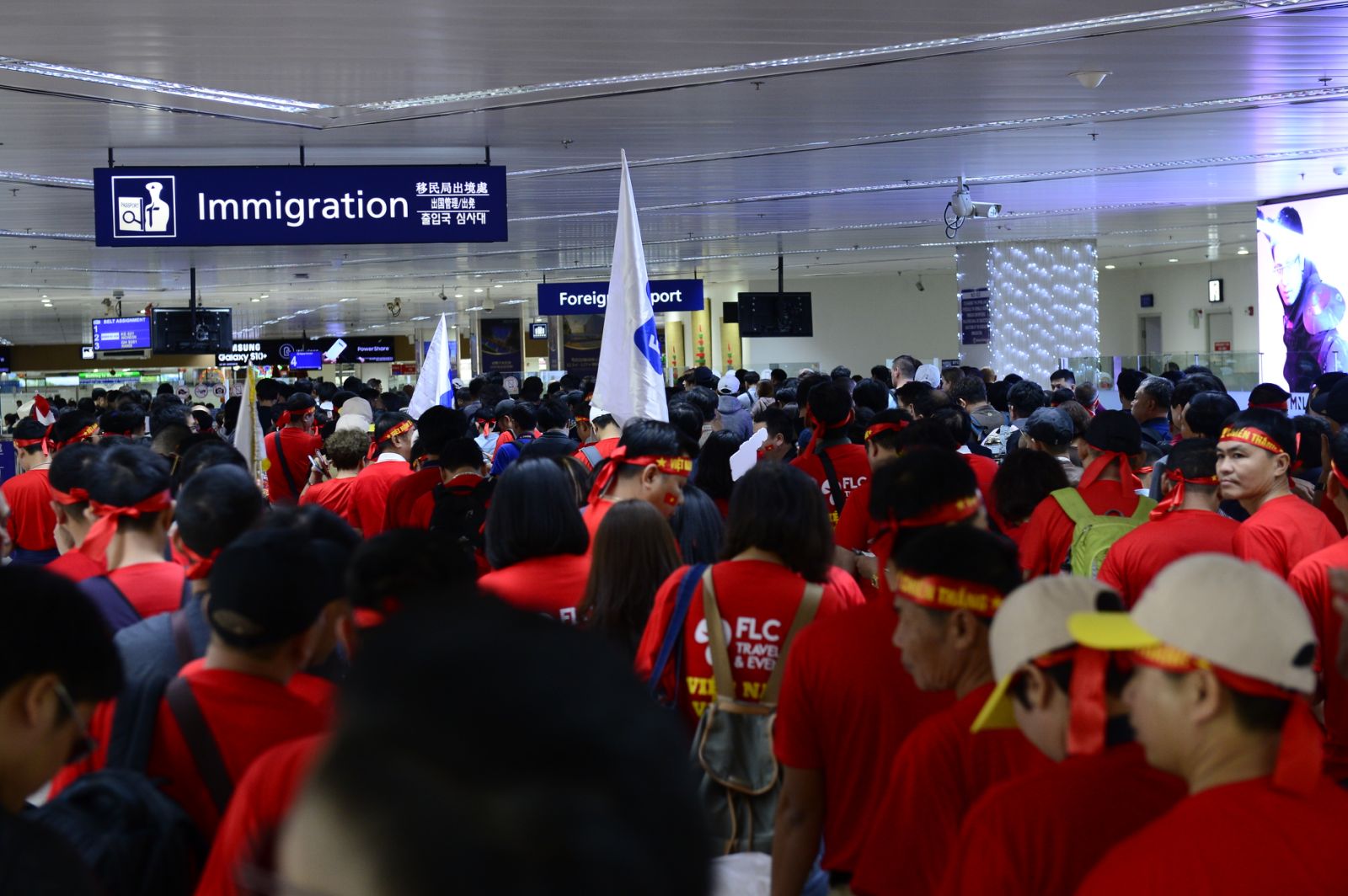 Cổ động viên Việt Nam vượt hàng ngàn km đến Manila - Philippines cổ vũ U22 Việt Nam
