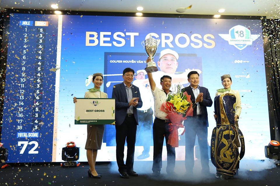 Golfer Nguyễn Văn Tám nâng cup vô địch giải Bamboo Airways 18 Tournament