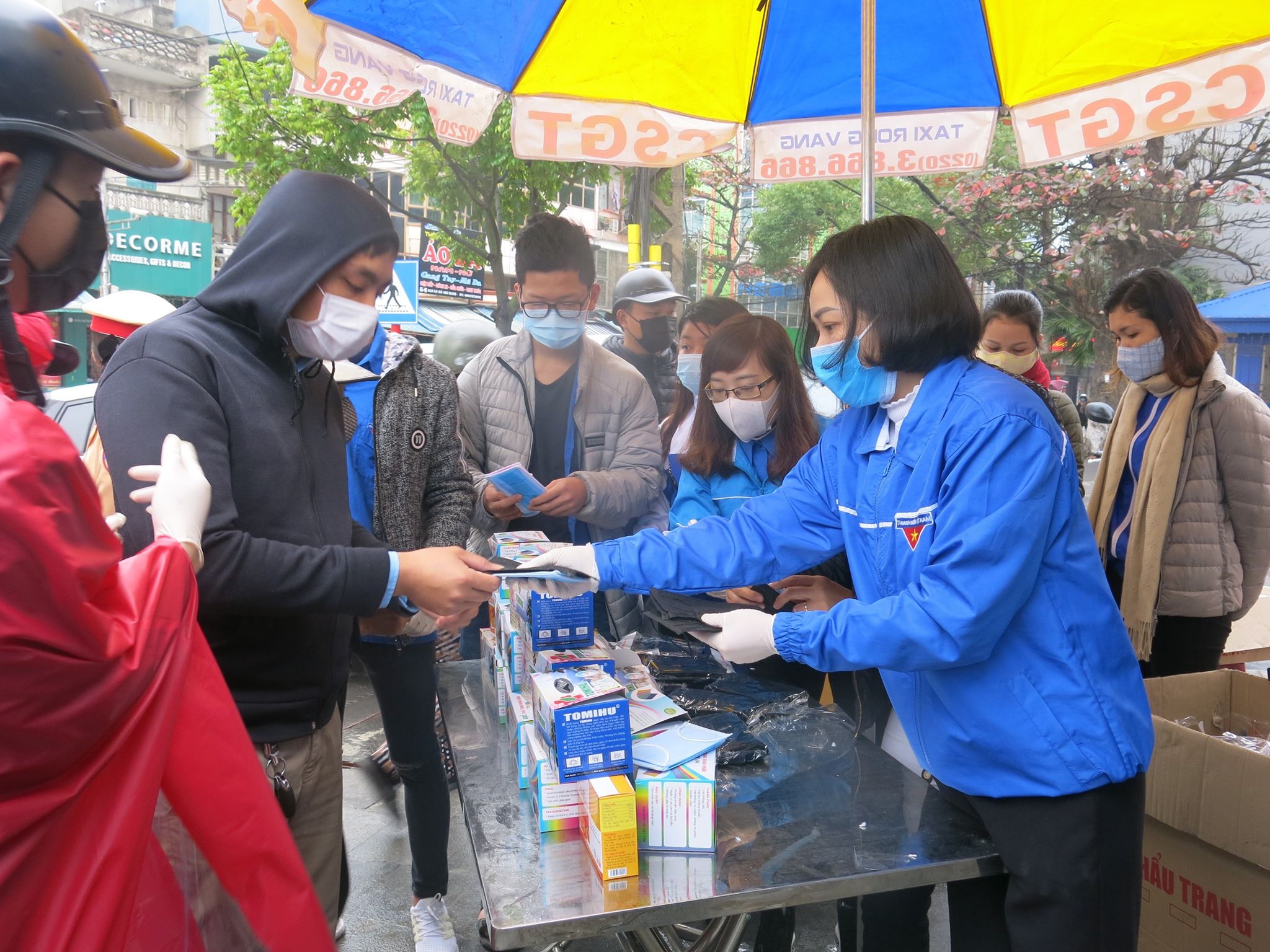 Thành Đoàn Hải Dương tổ chức phát khẩu trang miễn phí cho người dân trên địa bàn thành phố