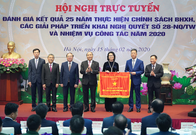 BHXH Việt Nam nhận Cờ thi đua của Thủ tướng Chính phủ