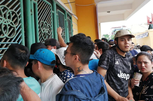 CĐV Thành Nam đã chen lấn, xô đẩy để mua vé theo dõi trận đấu giữa Nam Định và HAGL.