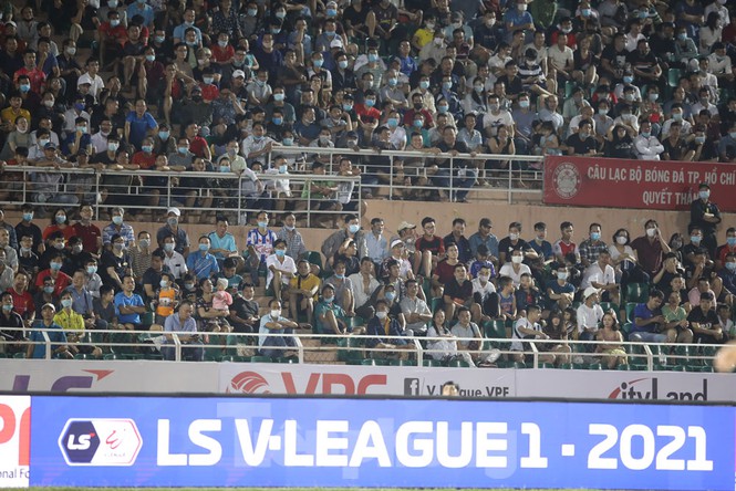 Nhiều sân bóng mở cửa với khán giả khi V-League trở lại