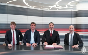 Ibrahimovic gia hạn hợp đồng với AC Milan