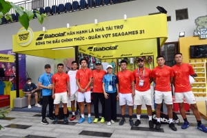 Các VĐV quần vợt của ĐT quốc gia Việt Nam được căng dây vợt miễn phí tại SEA Games 31