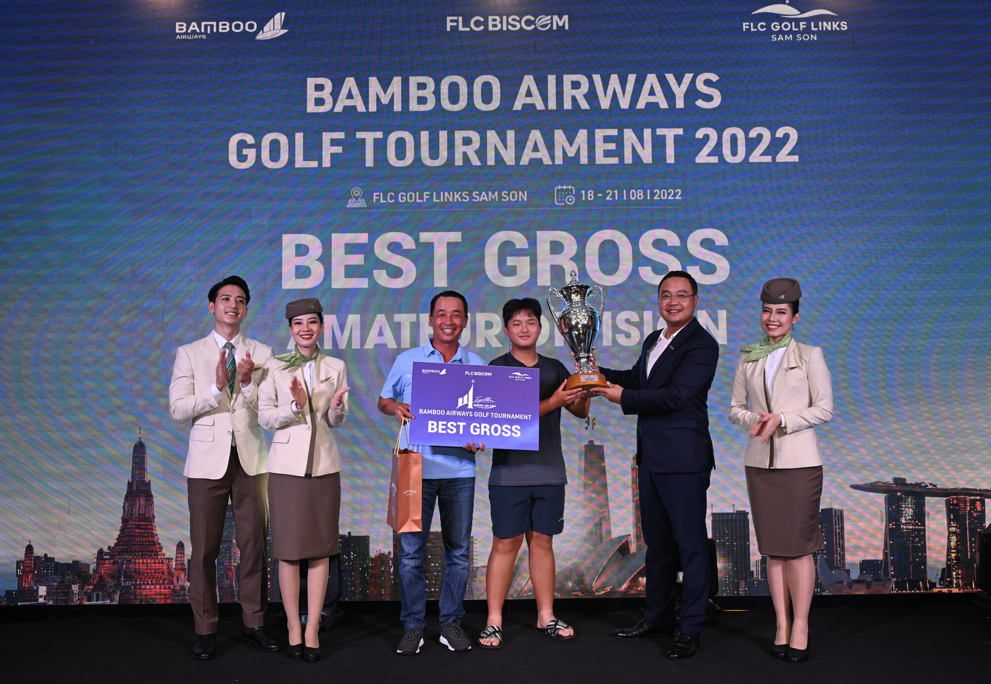 Bamboo Airways Golf Tournament 2022 - 4Together - Swing On Top trao 3 cup vô địch danh giá 