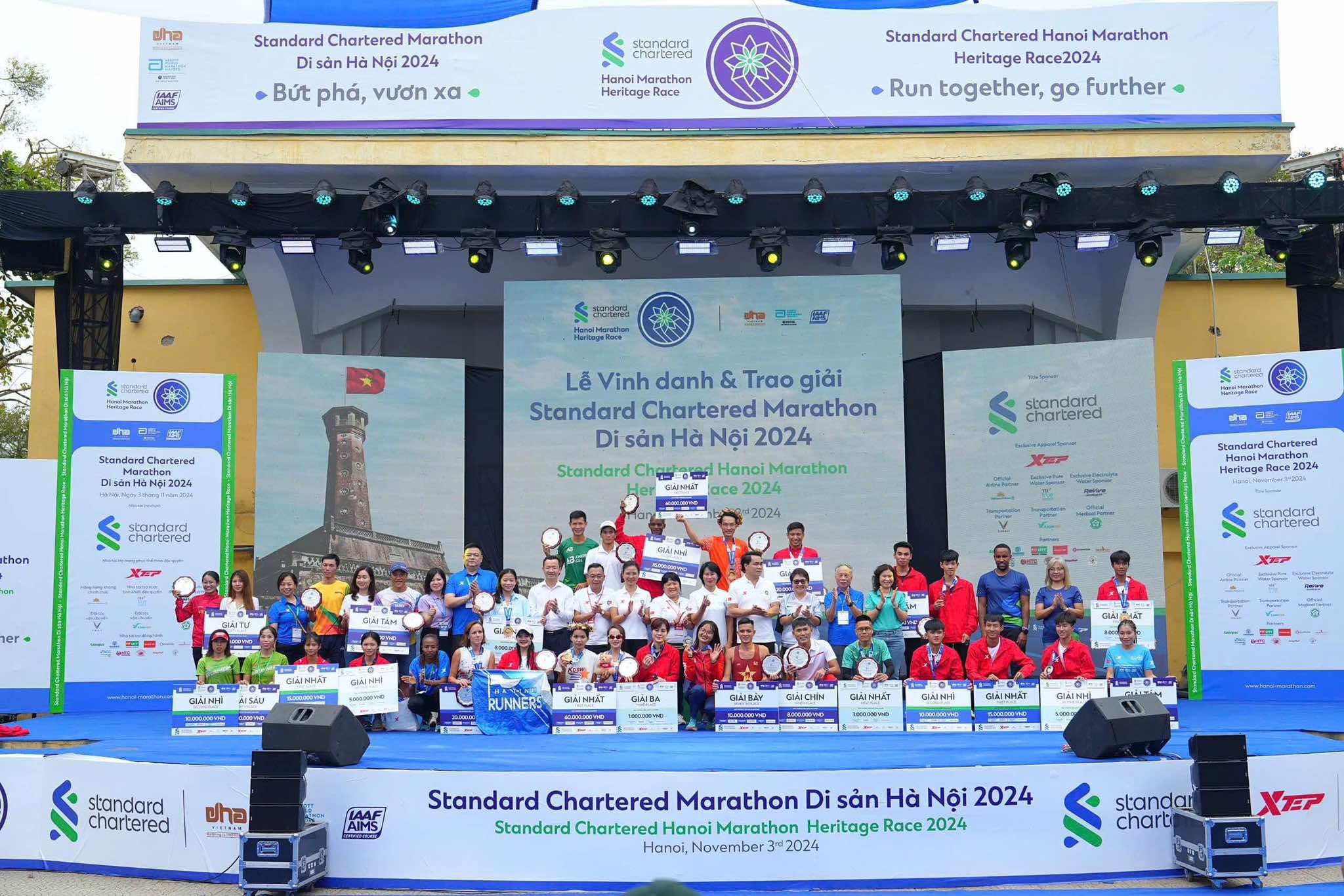 Lý Ngọc Hà và Trịnh Quốc Lượng vô địch giải Standard Chartered Marthon Di sản Hà Nội 2024