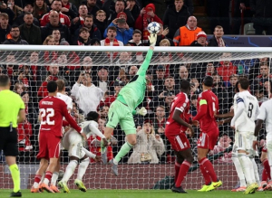 Manuel Neuer & Thibaut Courtois: 'Gừng càng già càng cay'